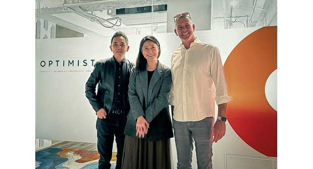 Smart-Marketing-Chefin Stella Yao Yue freut sich auf die Zusammenarbeit mit den Optimist-Managern Alex Chu (links) und Jrgen Dold (rechts) - Foto: Optimist
